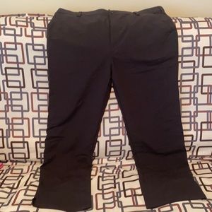 Men’s 40/32 Under Armour golf pants.